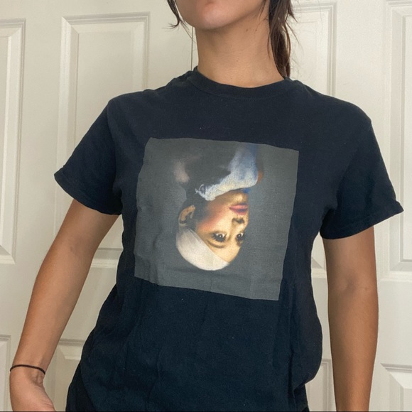Official Sweetener World Tour Shirt - Picture 1 of 4